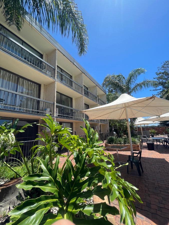 El Lago Waters Hotel Entrance Exterior photo