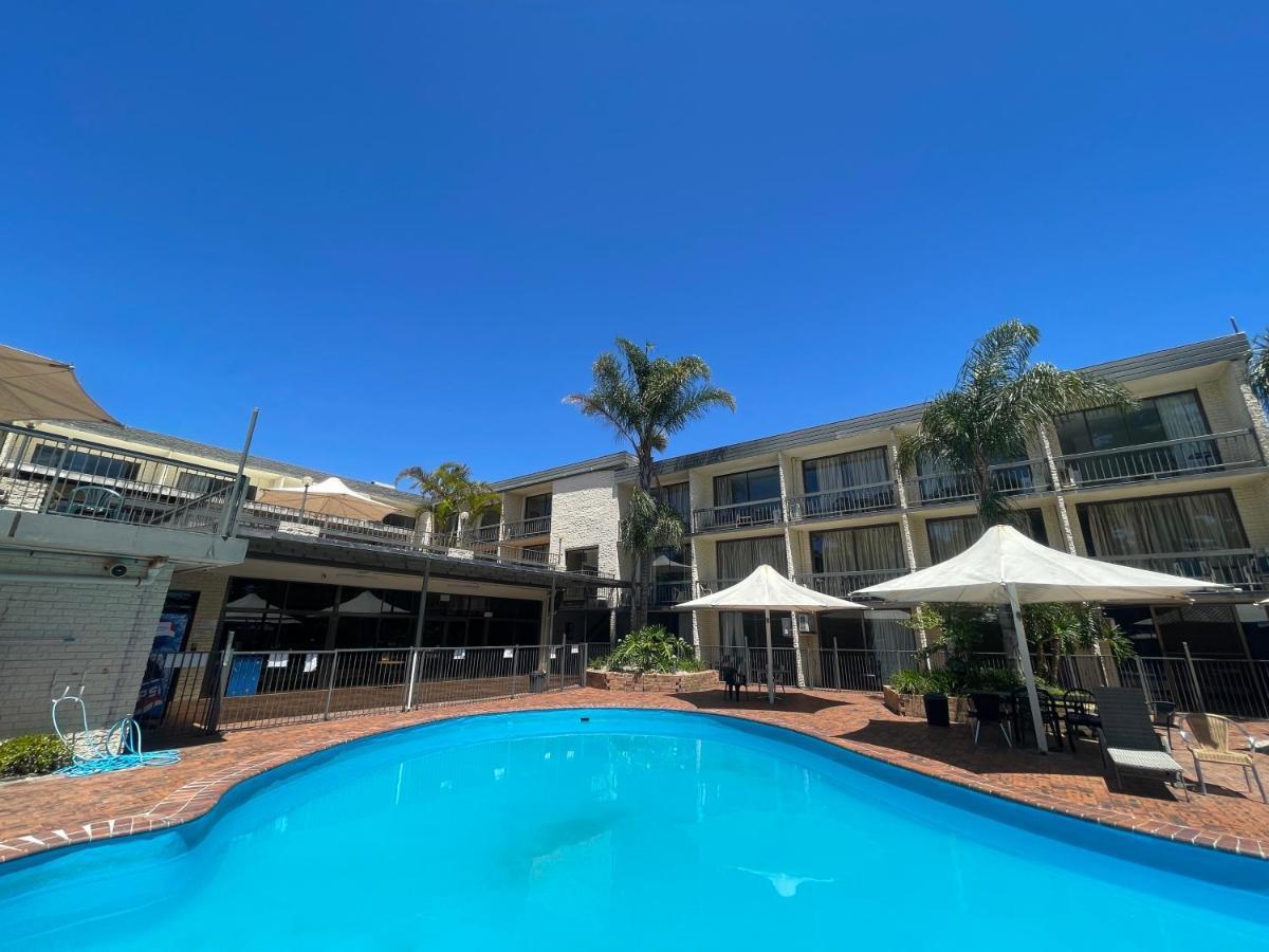 El Lago Waters Hotel Entrance Exterior photo